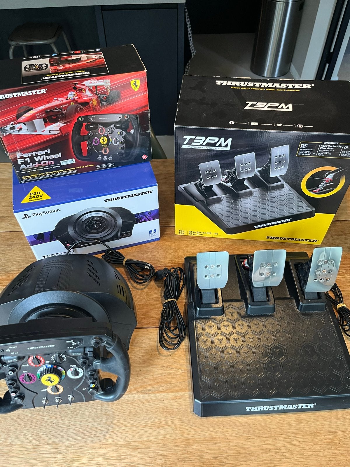 Thrustmaster Sim Race Setup: Ferrari F1 Stuur, T300, T3PM, Racestuur, Force feedback, Zo goed als nieuw, Thrustmaster