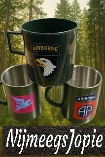 drinkbeker met leger-print, airborne, Verzamelen, Militaria | Algemeen, Ophalen of Verzenden, Landmacht, Nederland, Overige typen