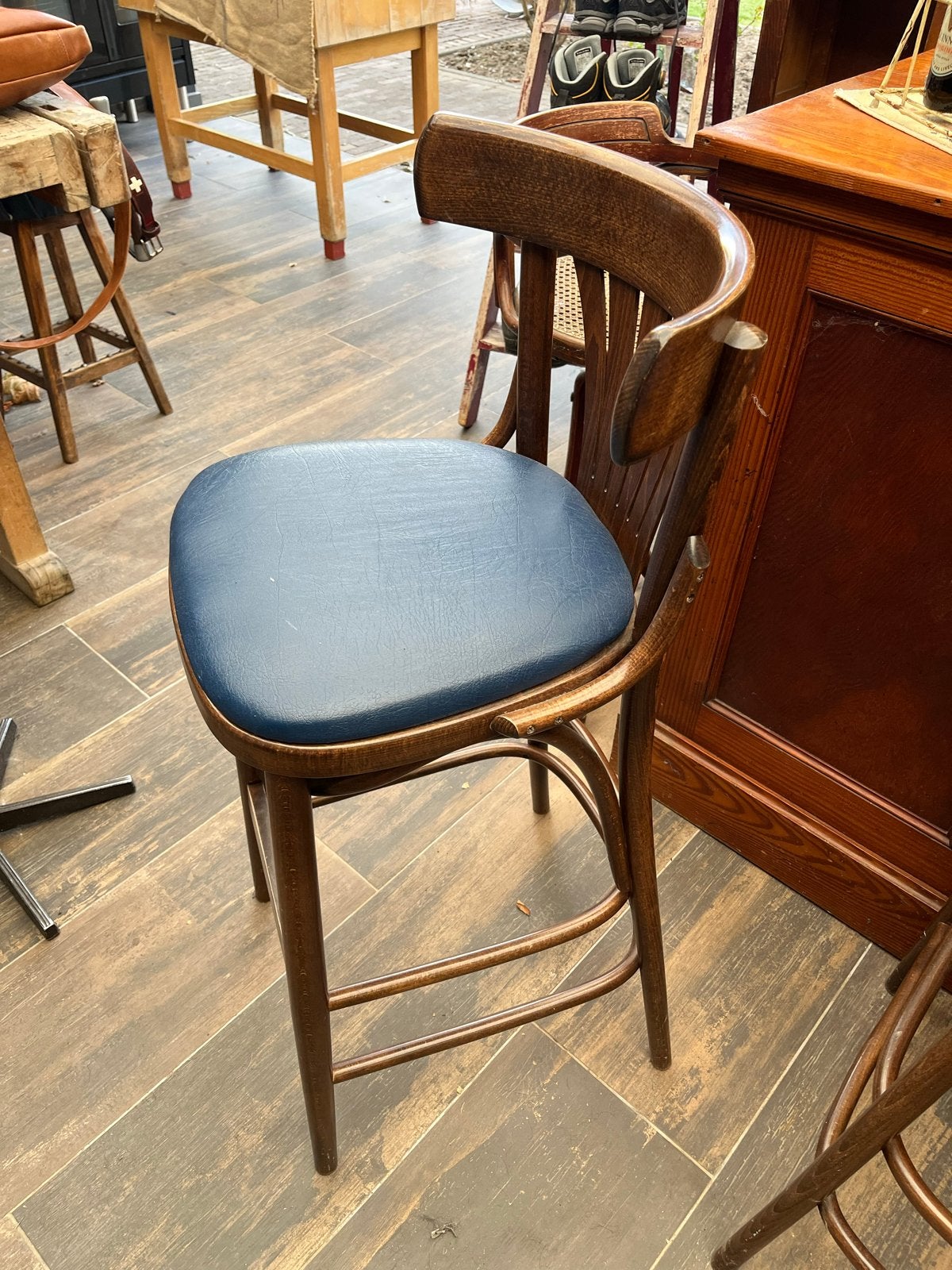 Vintage houten barkruk met blauwe zitting, Ophalen, Gebruikt, Blauw, Vier