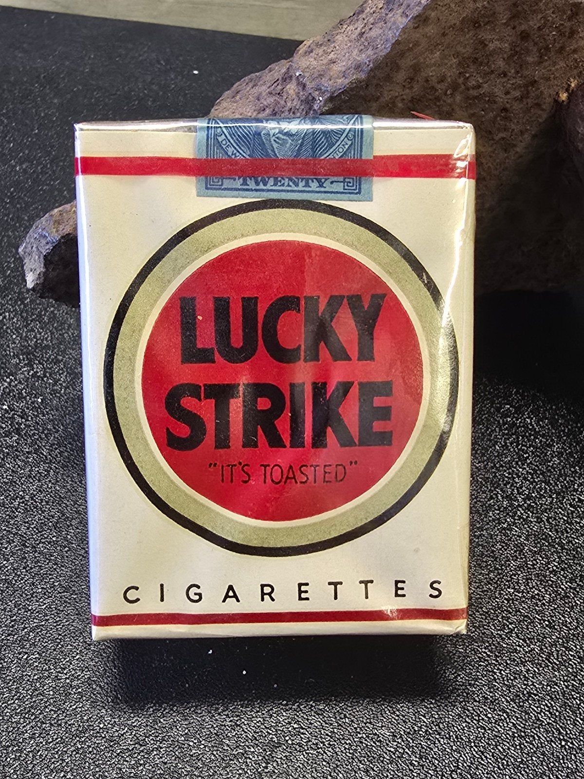 WWII US Lucky Strike cigarettes series 115, Verzamelen, Militaria | Tweede Wereldoorlog, Ophalen of Verzenden, Amerika, Embleem of Badge