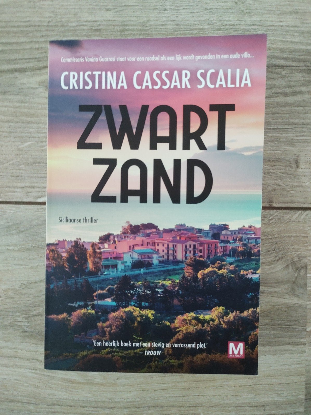 Cristina Cassar Scalia - Zwart zand, Boeken, Ophalen of Verzenden, Zo goed als nieuw, Cristina Cassar Scalia