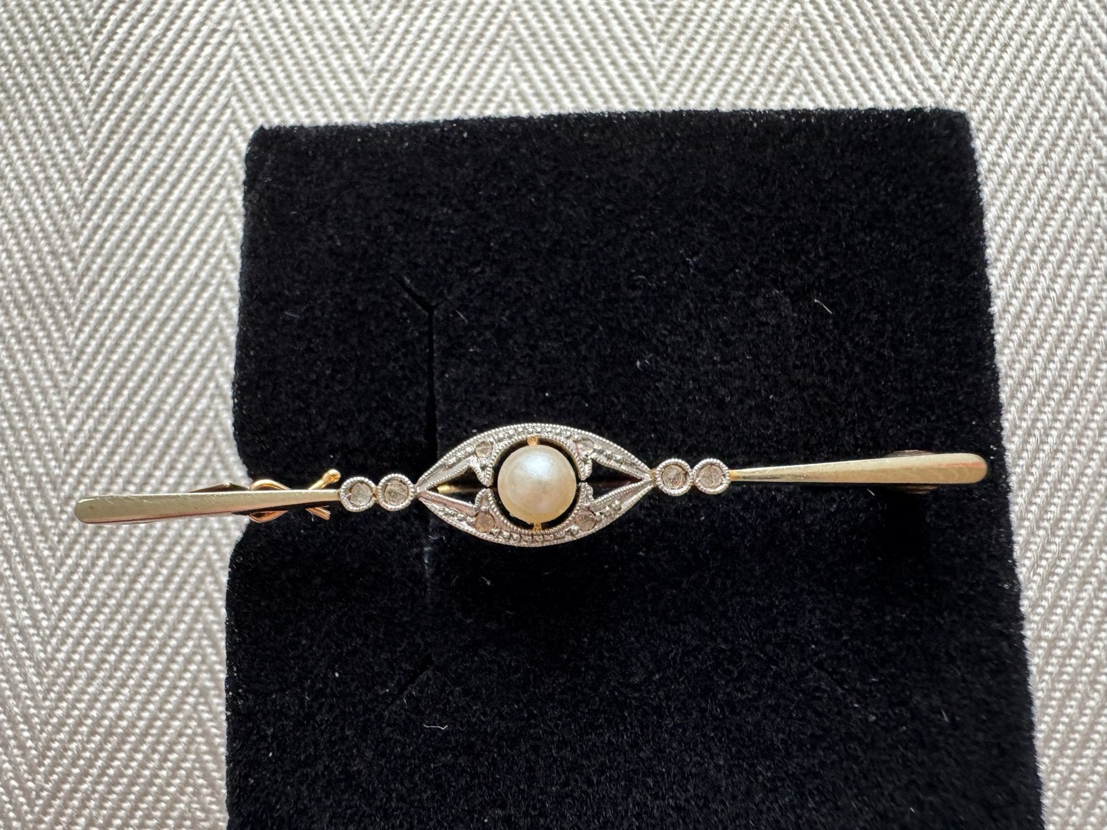 Antieke Art Deco staafbroche met parel en diamantsplit, 4 tot 7 cm, Ophalen of Verzenden, Zo goed als nieuw, Met edelsteen