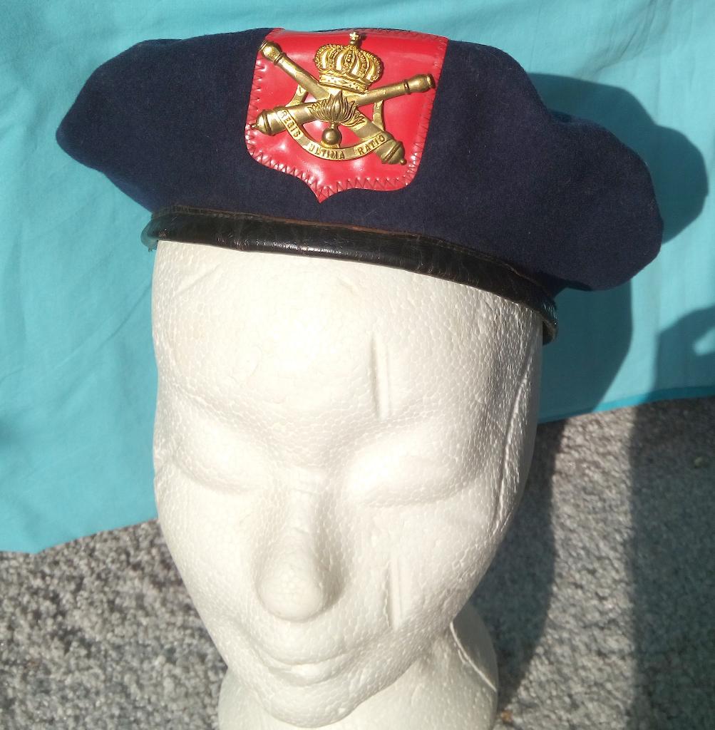 BELGISCHE ARTILLERIE BARET / MILITAIRE LEGERPET UIT 1955., Verzamelen, Militaria | Algemeen, Verzenden, Landmacht, Nederland, Helm of Baret