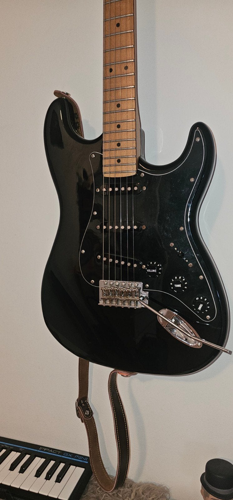 Foto 3 van JET Guitars JS-300 met nieuwe locking tuners en gitaartas