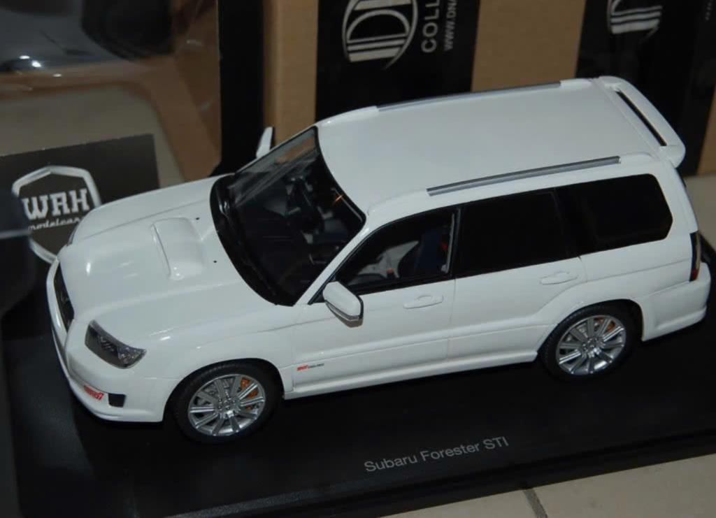 1:18 SUBARU FORESTER STI 2007 wit DNA collectibles WRH, Hobby en Vrije tijd, Modelauto's | 1:18, Verzenden, Zo goed als nieuw
