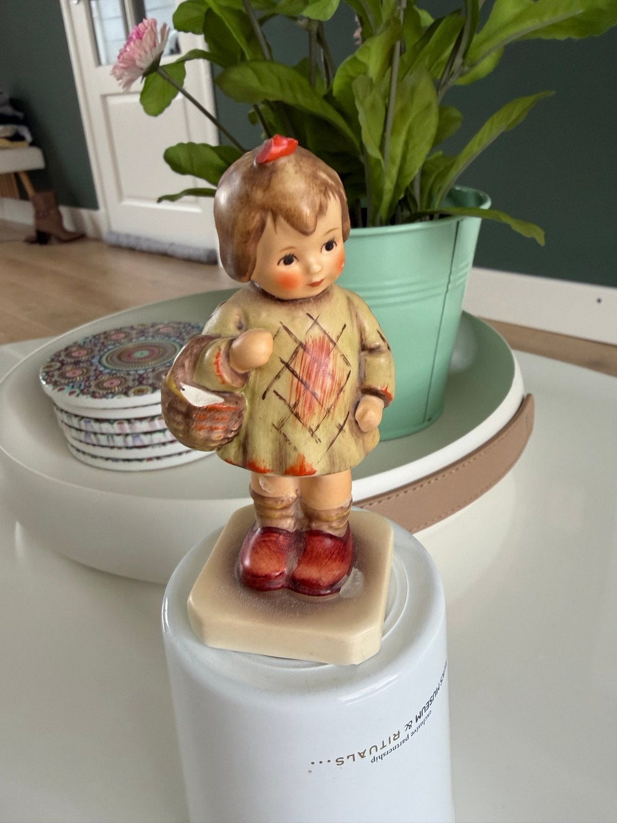 Hummel beeldje: meisje met mandje - M.I. Hummel Club, Verzamelen, Ophalen of Verzenden, Gebruikt, Hummel