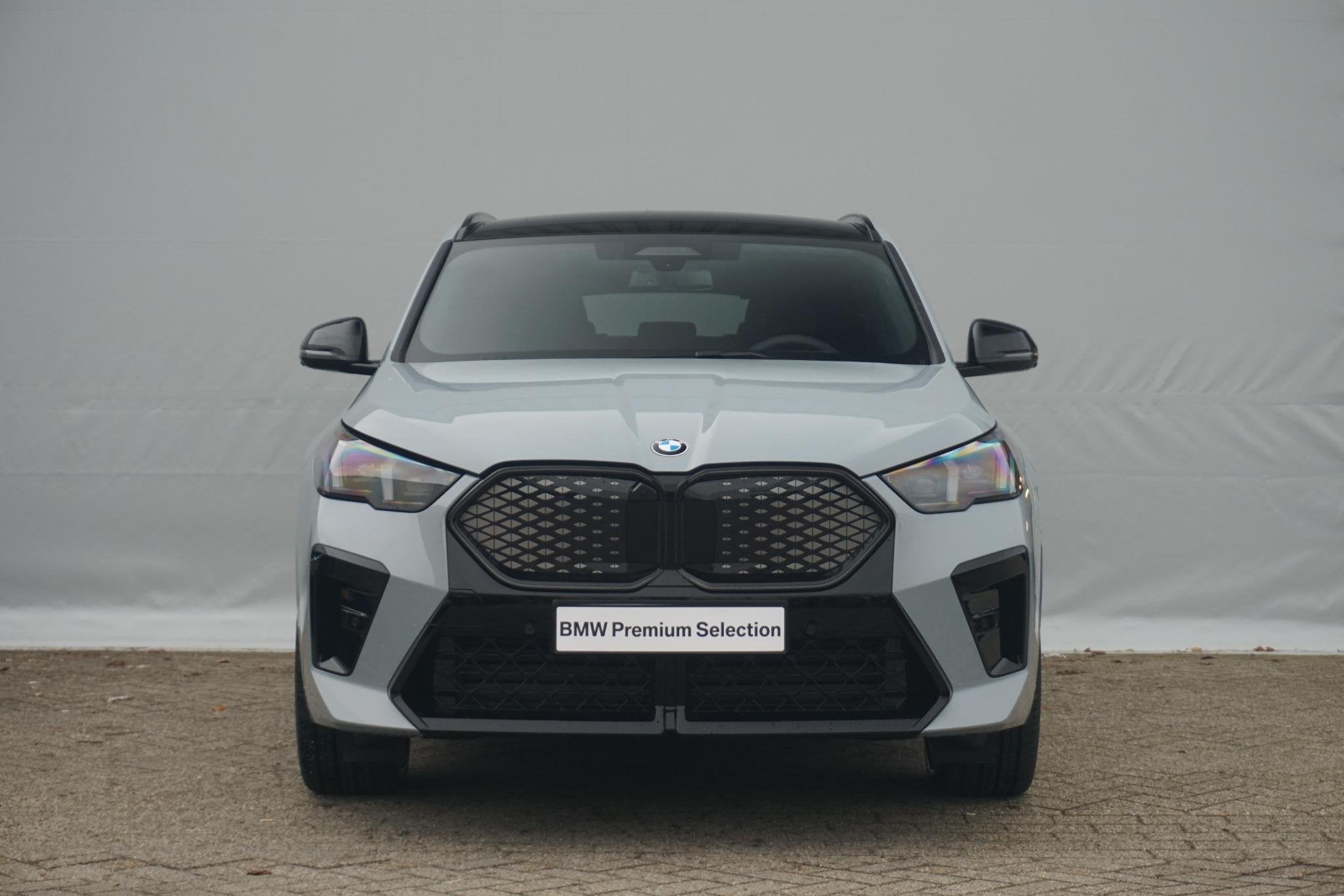 BMW iX2 eDrive20 | M Sportpakket Pro | Trekhaak | Schuif-kan, IX2, 750 kg, 204 pk, Blauw
