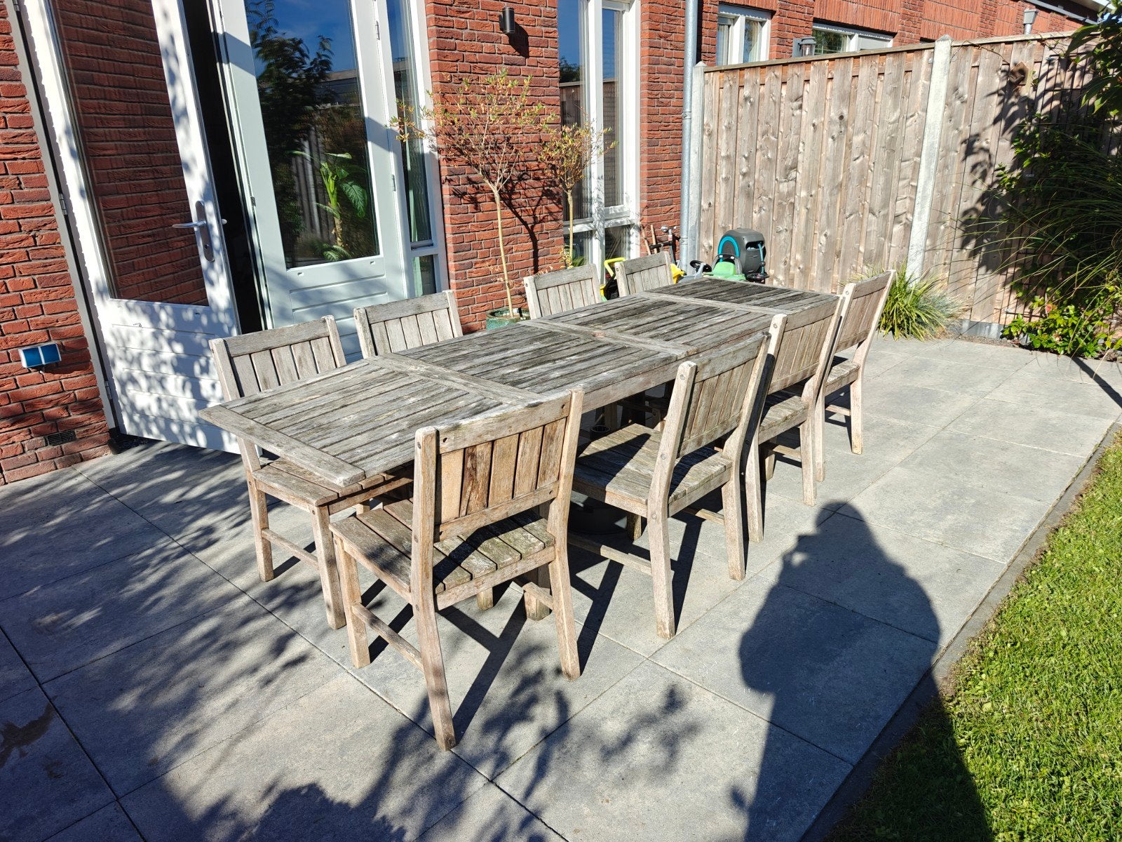gratis tafel met 8 stoelen
