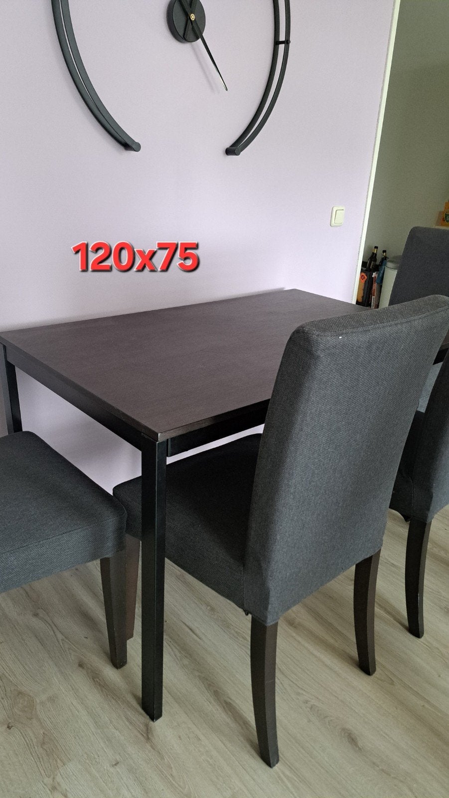Foto 2 van Uitschuifbare eettafel met 4 stoelen