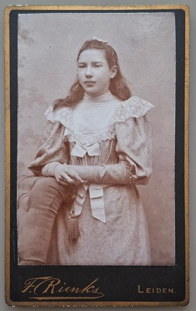 253 cdv meisje Leiden fotograaf F. Rienks, Ophalen of Verzenden, Voor 1940, Gebruikt, Kind