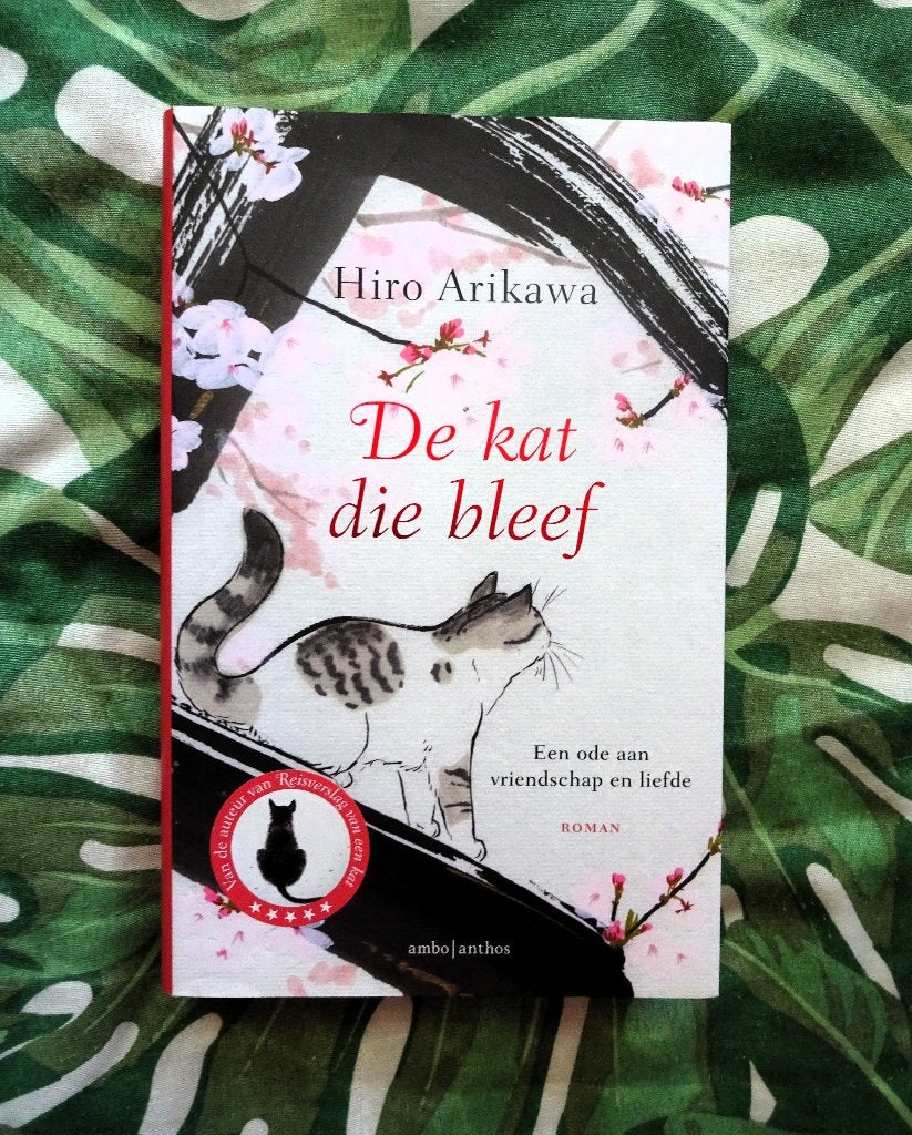 De Kat Die Bleef - Hiro Arikawa, Boeken, Dieren en Huisdieren, Verzenden, Zo goed als nieuw, Katten