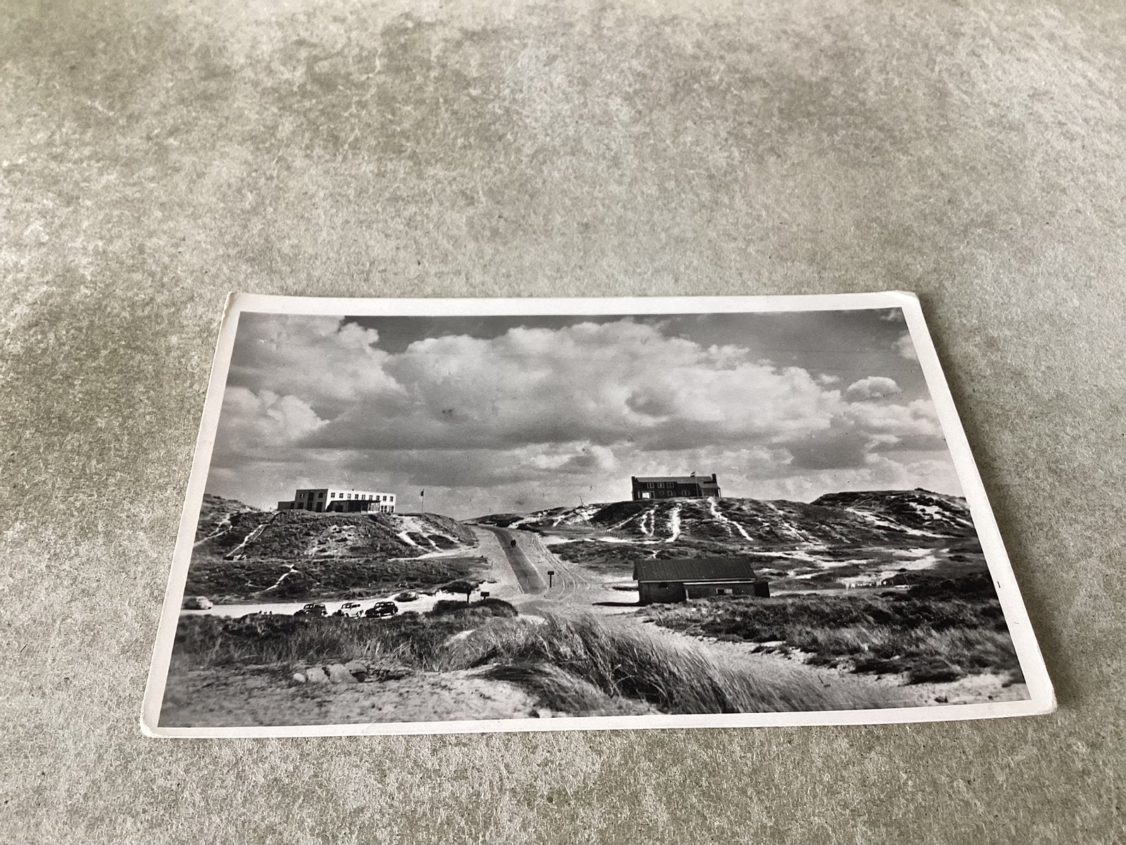 De Koog - Texel.   Weg naar het Badhotel   1956, Ophalen of Verzenden, 1940 tot 1960, Waddeneilanden