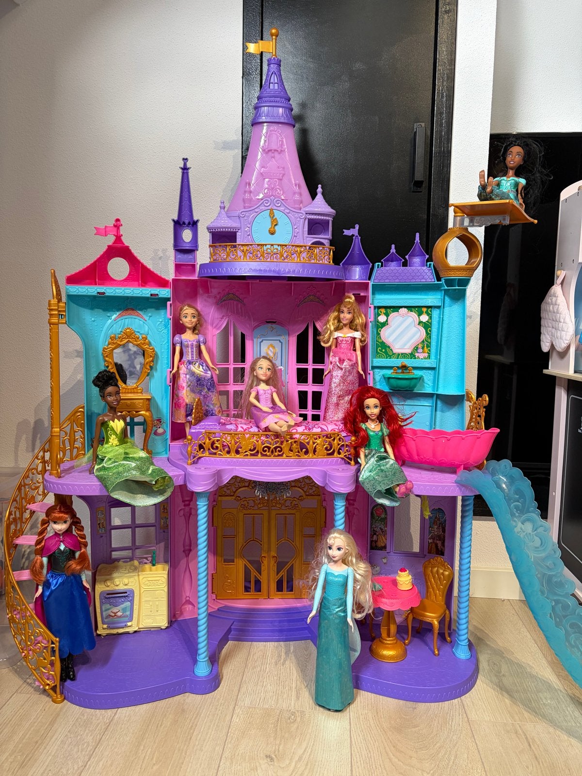 Disney Prinsessen Kasteel met poppen en accessoires, Ophalen, Zo goed als nieuw, Barbie