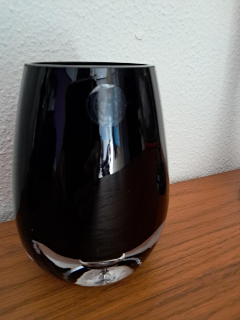zwarte glazen vaas van Sea Glasbruk Kosta uit Zweden., Ophalen of Verzenden, Zo goed als nieuw, Zwart, Glas