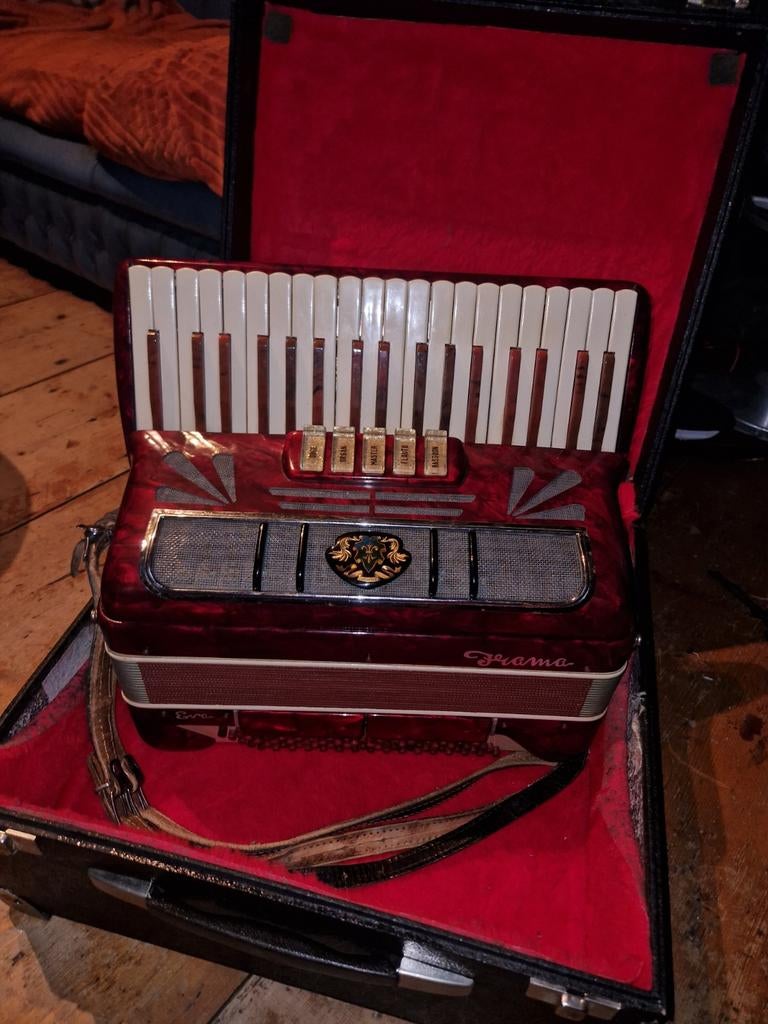 Stijlvolle Frama "Eva" Piano-accordeon - Rood Parelmoer, Ophalen