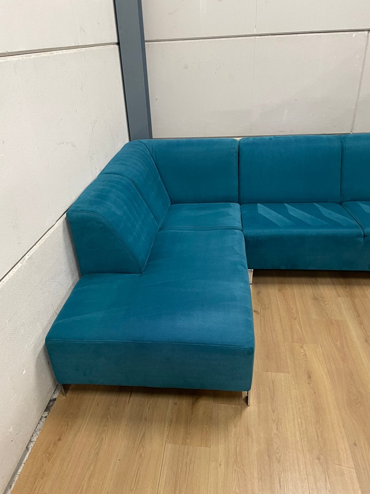 Mooie luxe suede petrol blauwe hoekbank - GEREINIGD!!!, Huis en Inrichting, Banken | Bankstellen, Ophalen, 250 tot 300 cm, Luxe