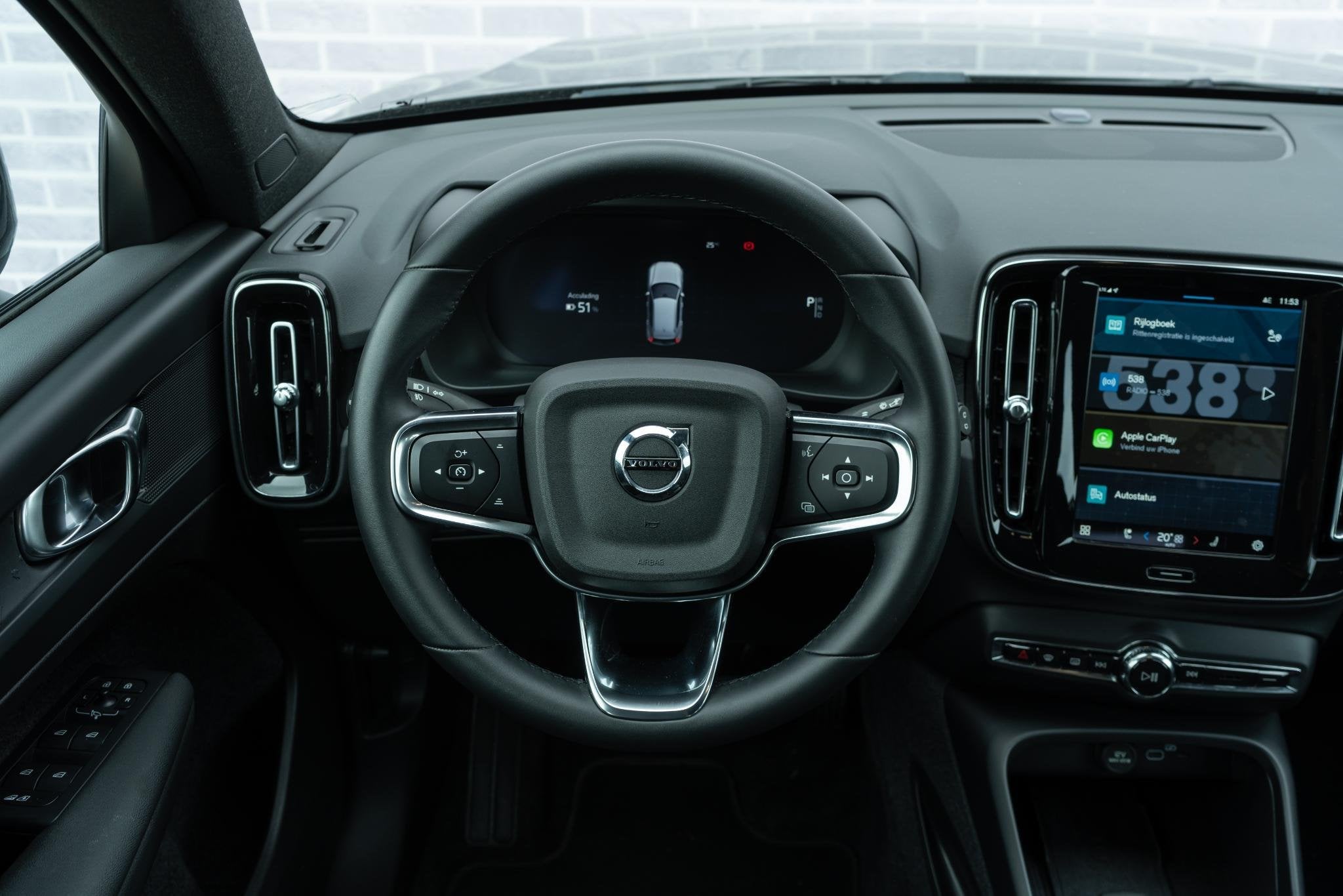 Volvo EX40 Single Motor Extended Range Plus 82 kWh | Stoel-/, Auto's, Volvo, 12 maanden, Gebruikt, Zwart, Origineel Nederlands