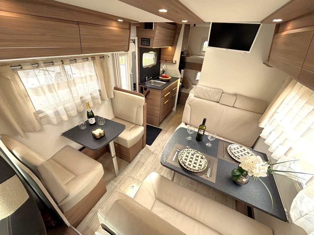 Pilote P 696 Essentiel 6-PERSOONS! STAPELBED +HEFBED UNIEK!, Caravans en Kamperen, Campers, Fiat, Pilote, Bedrijf, Half-integraal