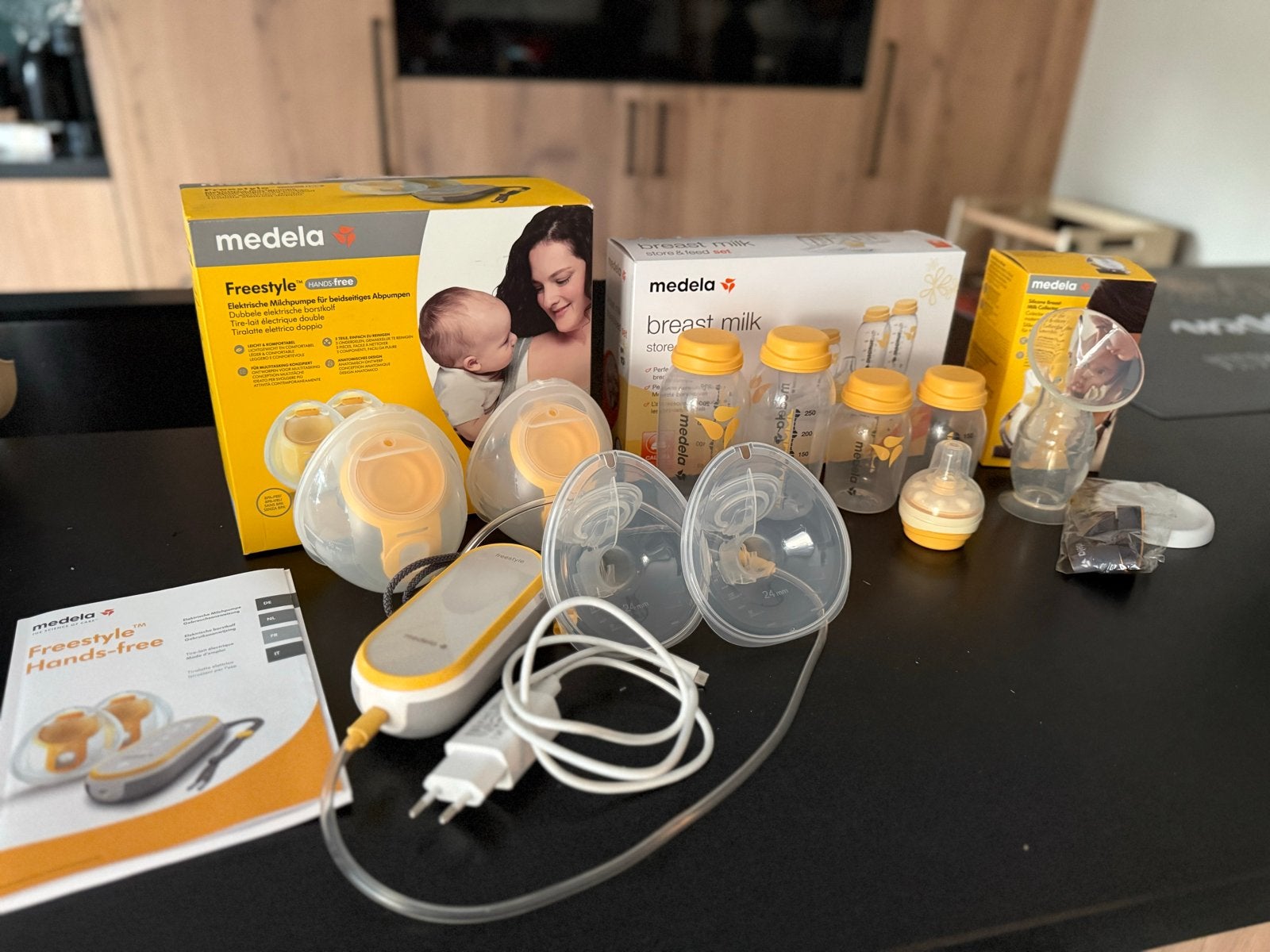 Zeer complete set Medela Freestyle Hands-free Borstkolf Set, Medela, Borstkolf, Ophalen of Verzenden, Zo goed als nieuw
