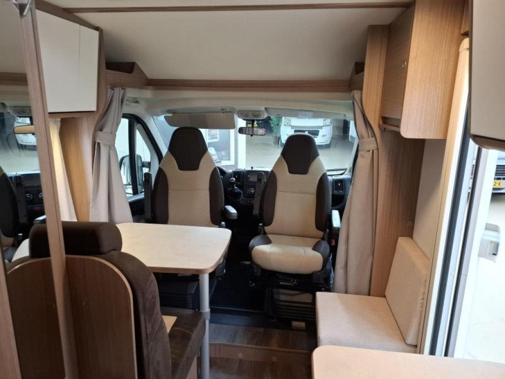 2019 Hymer Carado 600 160PK Dwarsbed Topindeling 37781KM, Luifel, Ringverwarming, Koelkast, Bedrijf