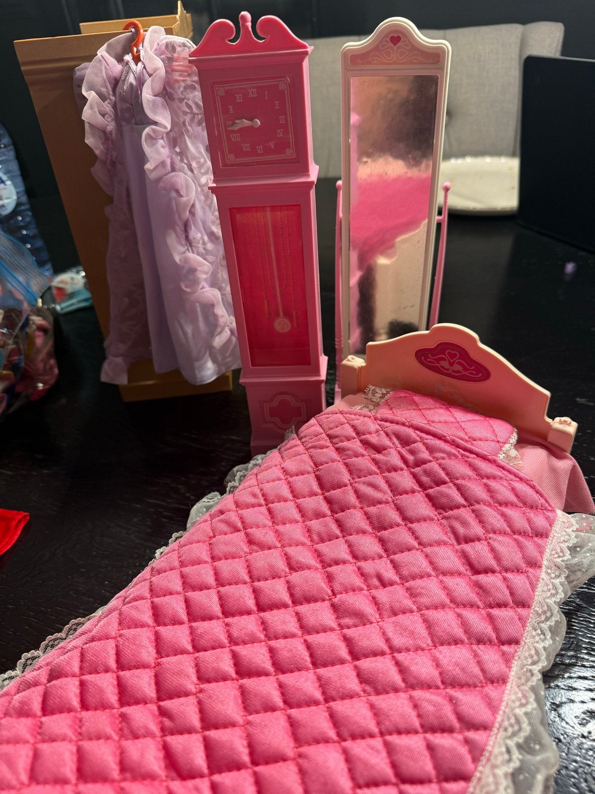 Vintage Barbie Klok, Spiegel, Nachtpon en Bed (1985)