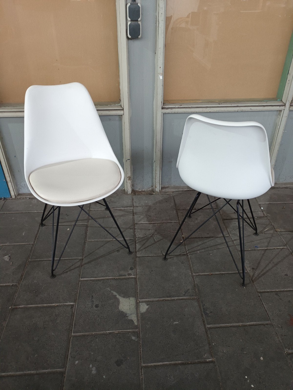 Set van 2 Witte Eames Stijl Stoelen met Kussens, Ophalen, Twee, Wit, Eames-stijl, Modern