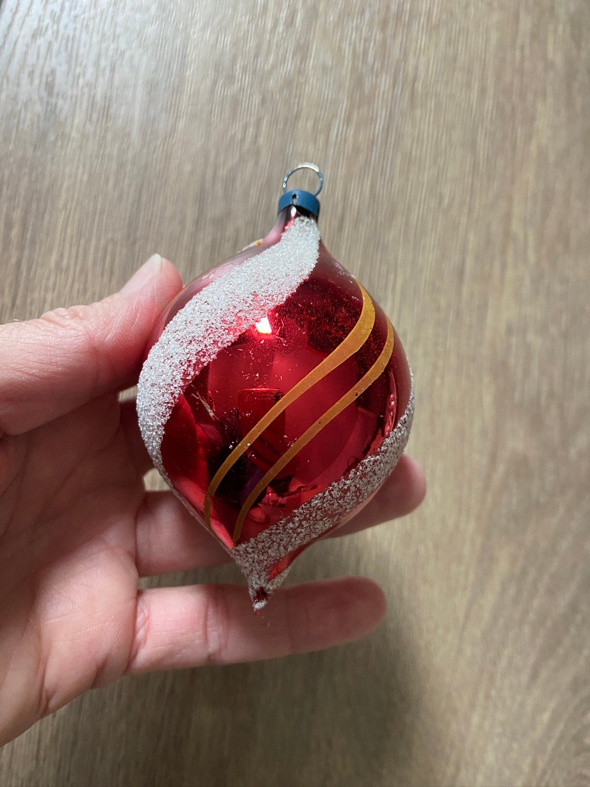 Oude kerstbal rood sneeuw banen antieke kerstversiering, Ophalen of Verzenden, Gebruikt
