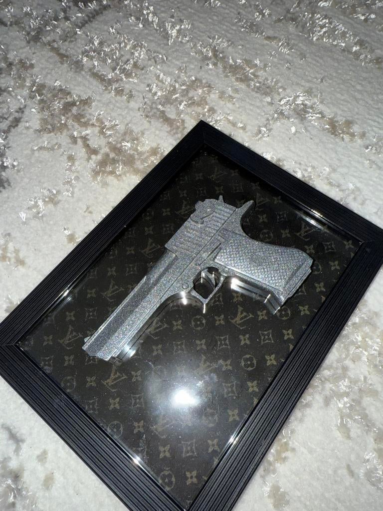 Uniek Kunstwerk: Glitter Pistool in Lijst, Huis en Inrichting, Woonaccessoires | Schilderijen, Tekeningen en Foto's, Zo goed als nieuw