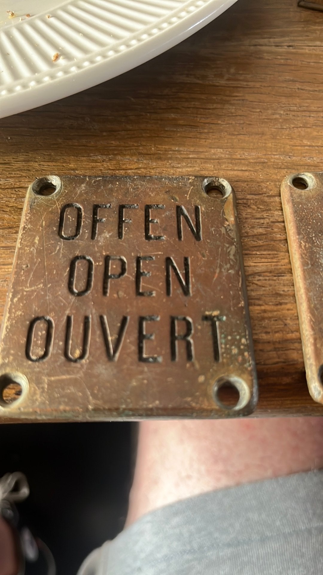 Twee koperen deurplaatjes “Open en dicht” 5,5 x 6,5cm oud, Ophalen of Verzenden, Zo goed als nieuw