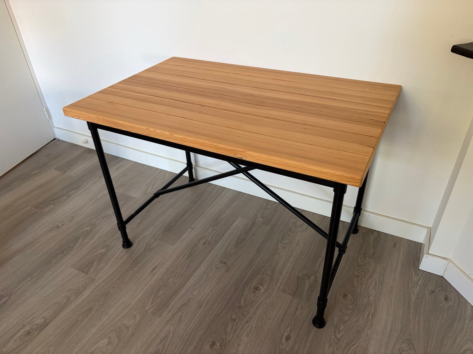 Houten tafel met metalen onderstel, Huis en Inrichting, Gebruikt, 100 tot 150 cm, Tot twee personen, Rechthoekig