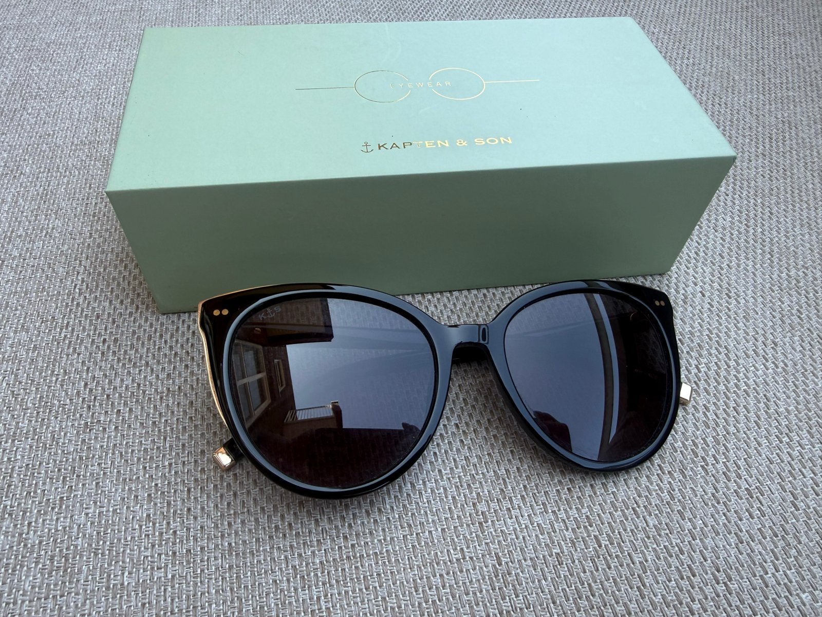 Kapten & Son Manhattan All Black Zonnebril, Sieraden, Tassen en Uiterlijk, Overige merken, Zonnebril, Zwart, Ophalen of Verzenden