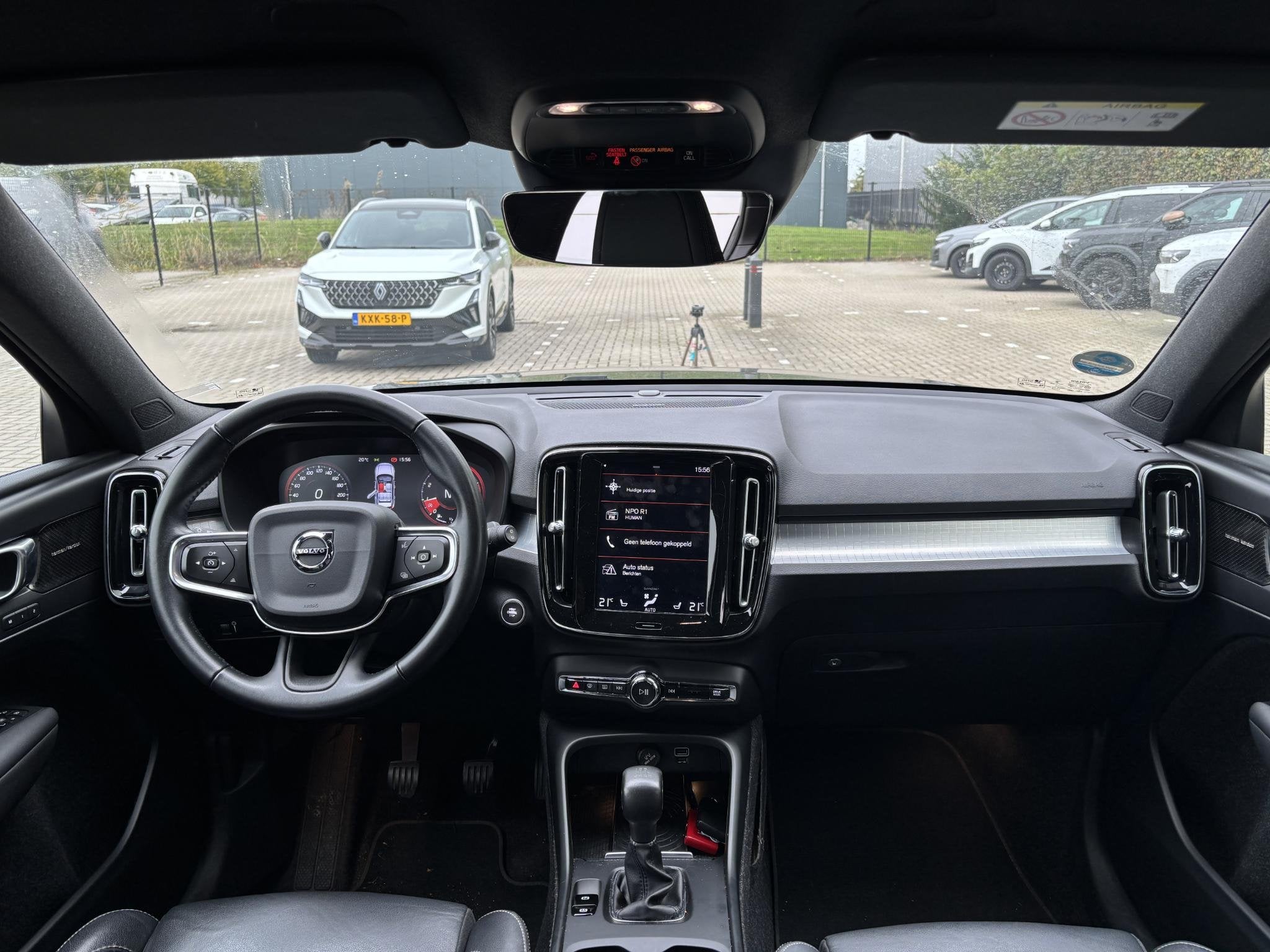 Volvo XC40 1.5 T3 Momentum | Harman / Kardon | Leder | Camer, Auto's, Voorwielaandrijving, Gebruikt, 156 pk, Zwart