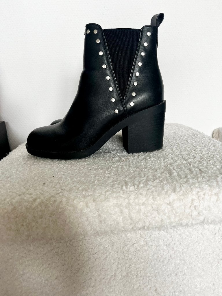 Even&Odd Studded Block Heel Ankle Boots, Zwart, Lage of Enkellaarzen, Ophalen of Verzenden, Zo goed als nieuw