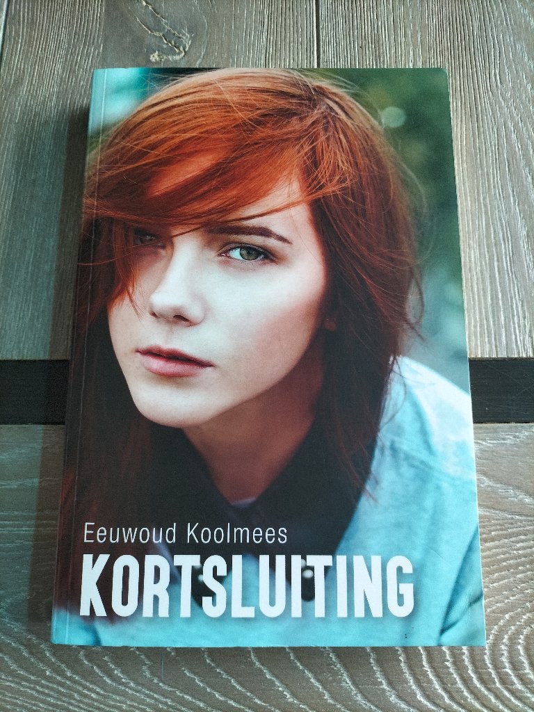 Kortsluiting - Eeuwoud Koolmees (Thriller Young Adult), Ophalen of Verzenden, Zo goed als nieuw, Eeuwoud Koolmees, Fictie