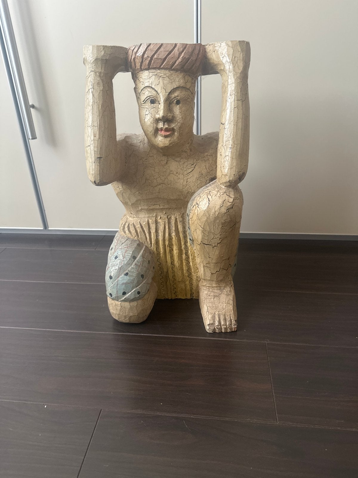 Unieke handgesneden houten sculptuur - Man met plateau, Ophalen, Handgemaakt, 20 - 50 cm, Beeld