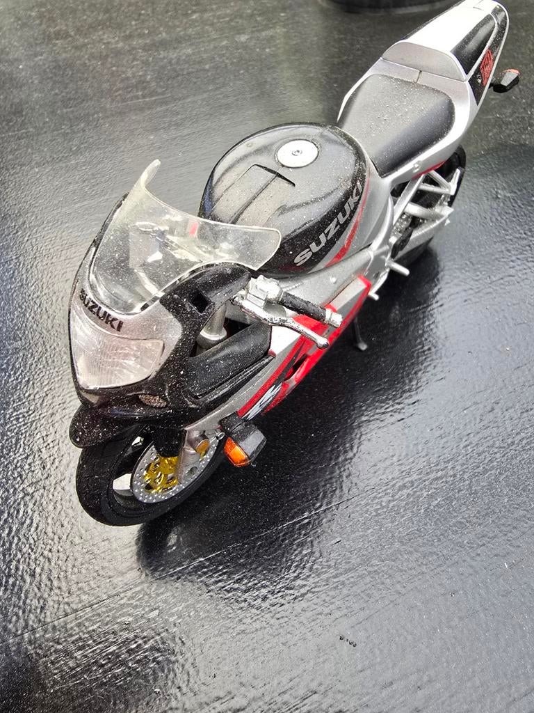 Suzuki GSX-R 750 modelmotor - Zo goed als nieuw, Hobby en Vrije tijd, Modelbouw | Auto's en Voertuigen, Overige merken, 1:50 of kleiner