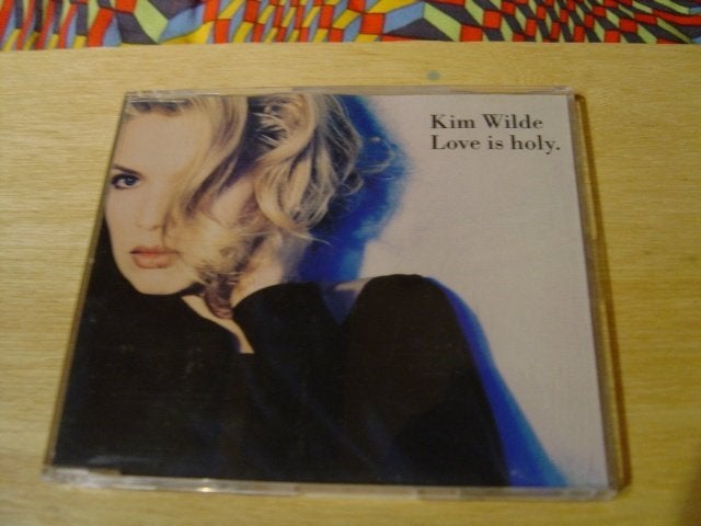 cd single Kim Wilde met de hit Love is Holy, Ophalen of Verzenden, Zo goed als nieuw, Pop