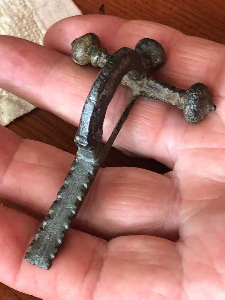 Romeinse KRUISBOOG mantelspeld fibula ORIGINELE naald fraai., Ophalen of Verzenden, Brons