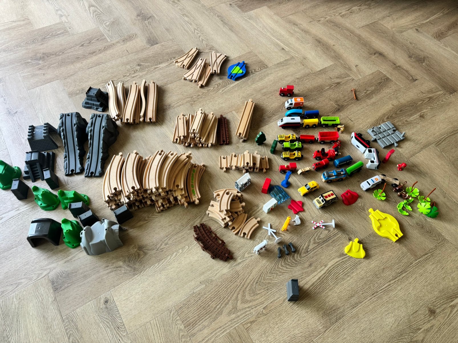Grote houten treinbaan – 100+ rails, treinen, bruggen & meer, Ophalen, Gebruikt