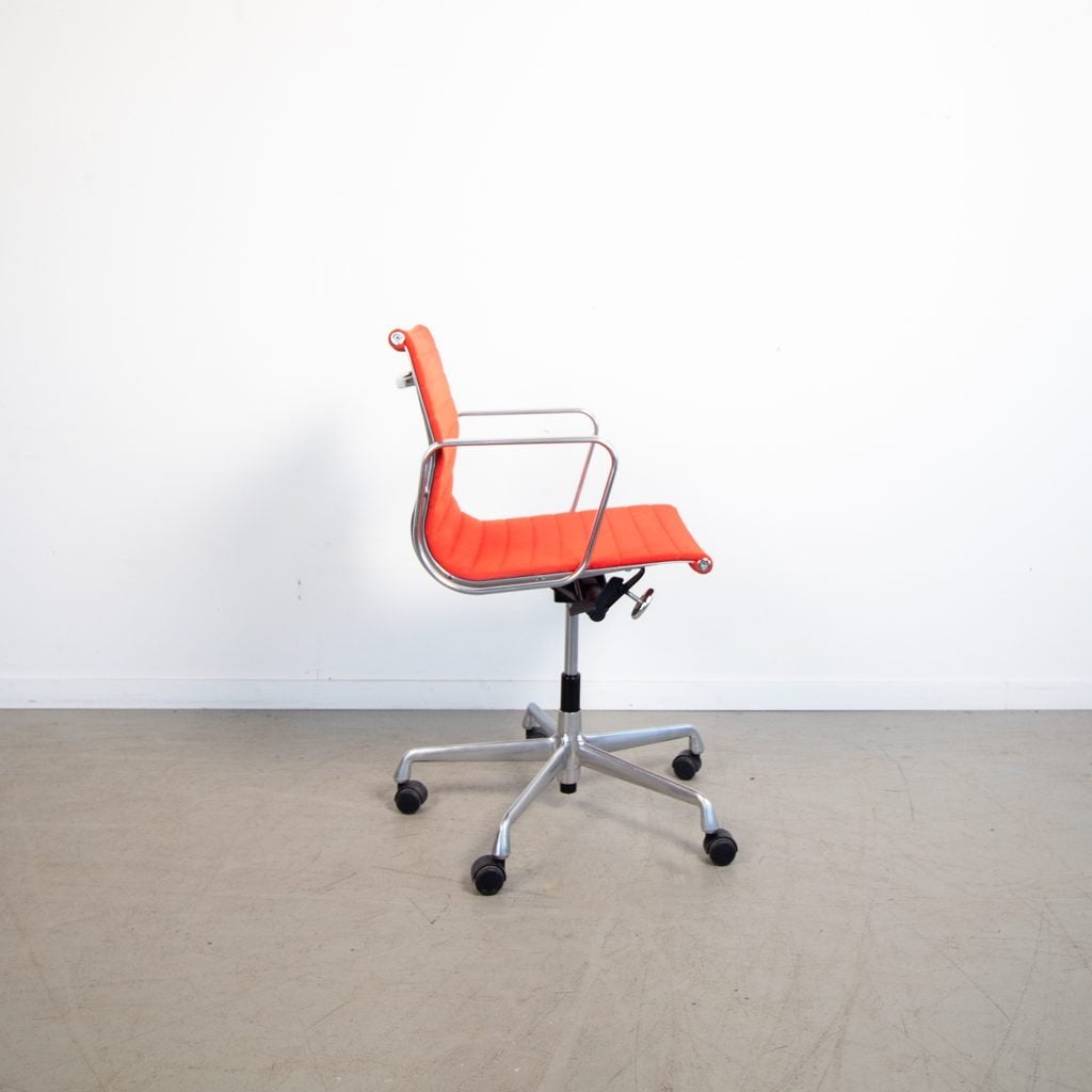 Vitra Eames EA 117 Bureaustoel Rood Hopsak - Aluminium, Niet ingevuld, Zo goed als nieuw, Niet ingevuld, Niet ingevuld
