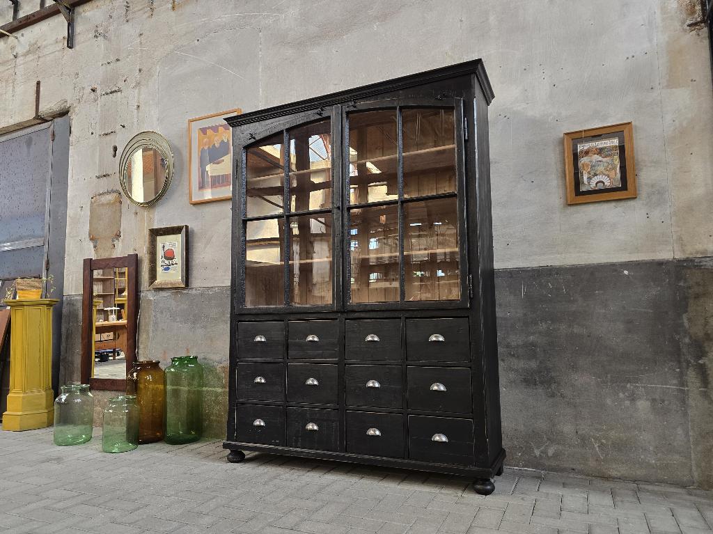 Vintage Zwarte Apothekers Vitrine | Grote Houten Vitrinekast, Gebruikt, 200 cm of meer, 150 tot 200 cm, Ophalen of Verzenden