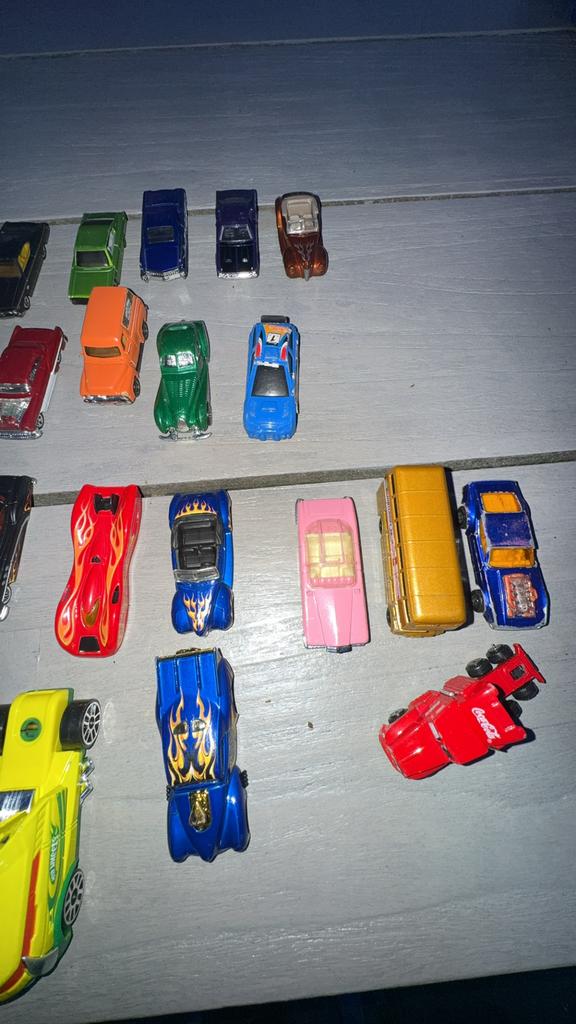 Hotwheels en een paar matchbos inc verzamel doos, Ophalen, Zo goed als nieuw