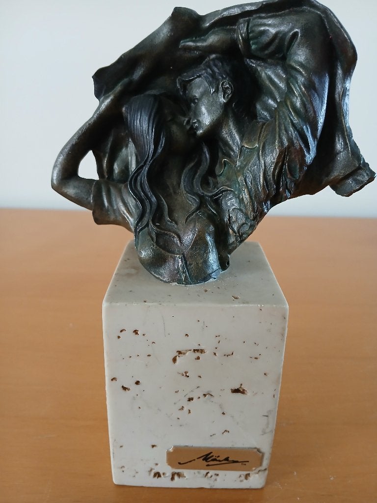 DE KUS VAN DE LIEFDE KAREEN MAUSFIELD Afmeting: 21 x 6,8 cm, Verzamelen, Beelden en Beeldjes, Ophalen of Verzenden, Zo goed als nieuw