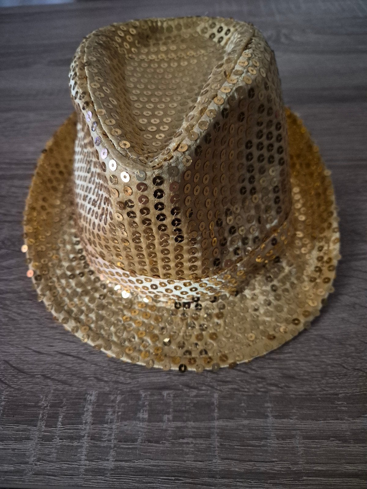 Te koop 2 feesthoedjes 1 goudkleurig en 1 zwart met zilver, Ophalen of Verzenden