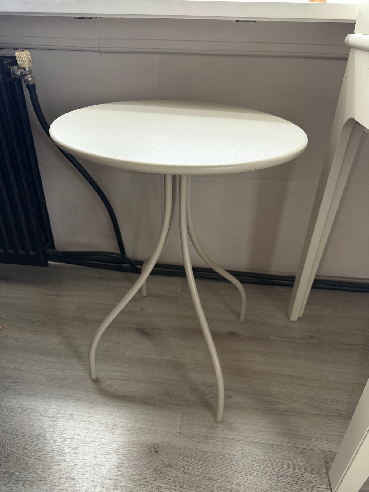Stijlvol licht grijs bijzettafeltje met onderstel, Minder dan 55 cm, Gebruikt, Metaal of Aluminium, Rond