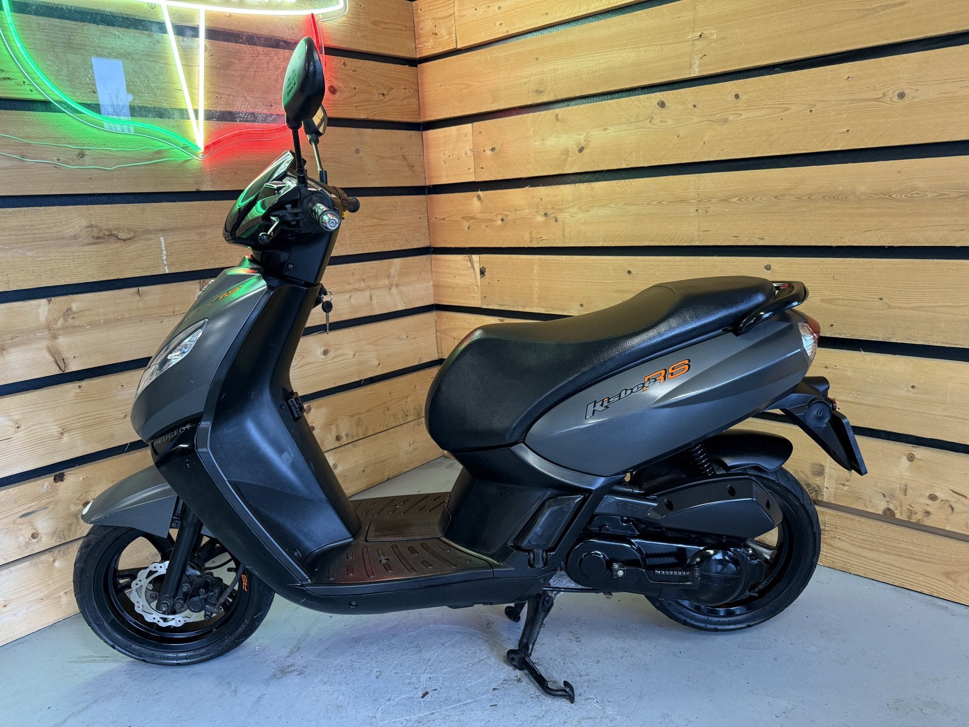 Peugeot Snorscooter Kisbee RS (bj 2016), Fietsen en Brommers, Brommers | Peugeot, Bruin Scooterservice, Gebruikt, Overige modellen