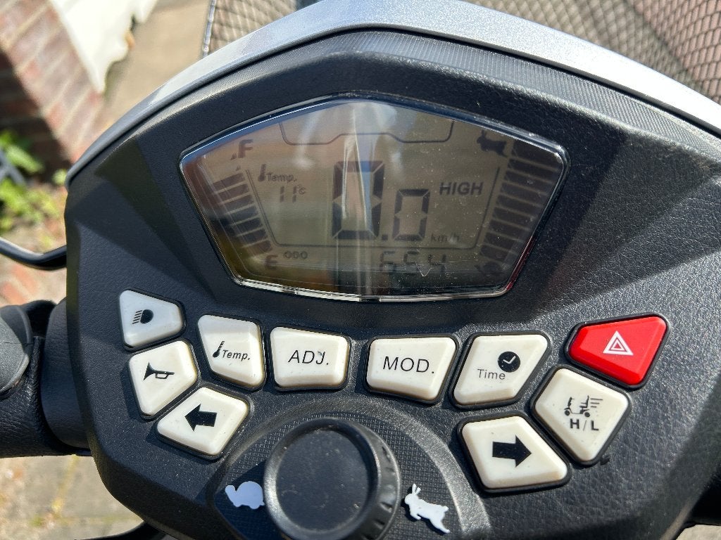 kymco maxer scootmobiel bj 2024 met lader en twee sleutels, Ophalen, Zo goed als nieuw, Elektrische rolstoel