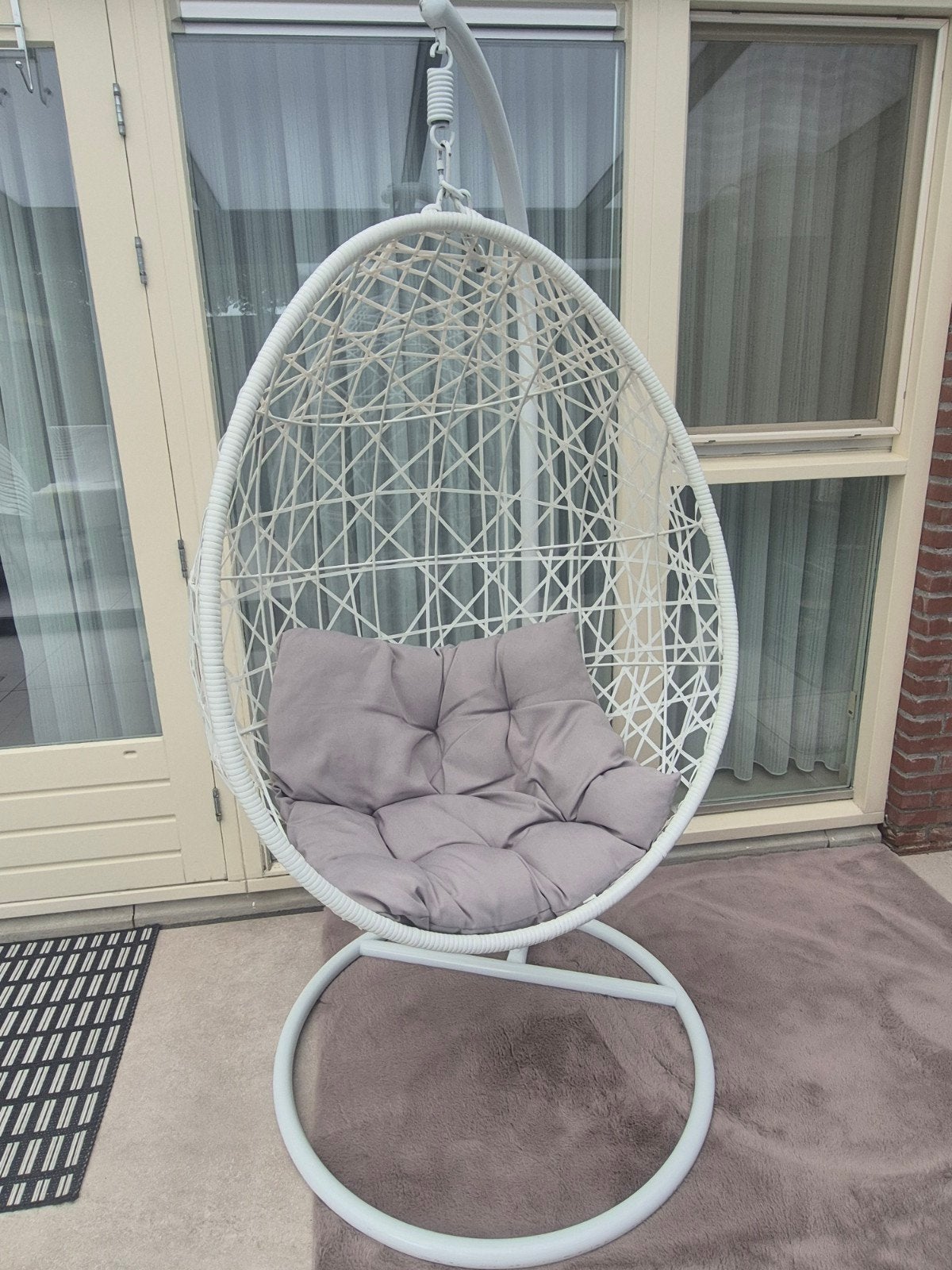 Comfortabele Schommel Ei Stoel met Kussen, Ophalen, Zo goed als nieuw, Kunststof