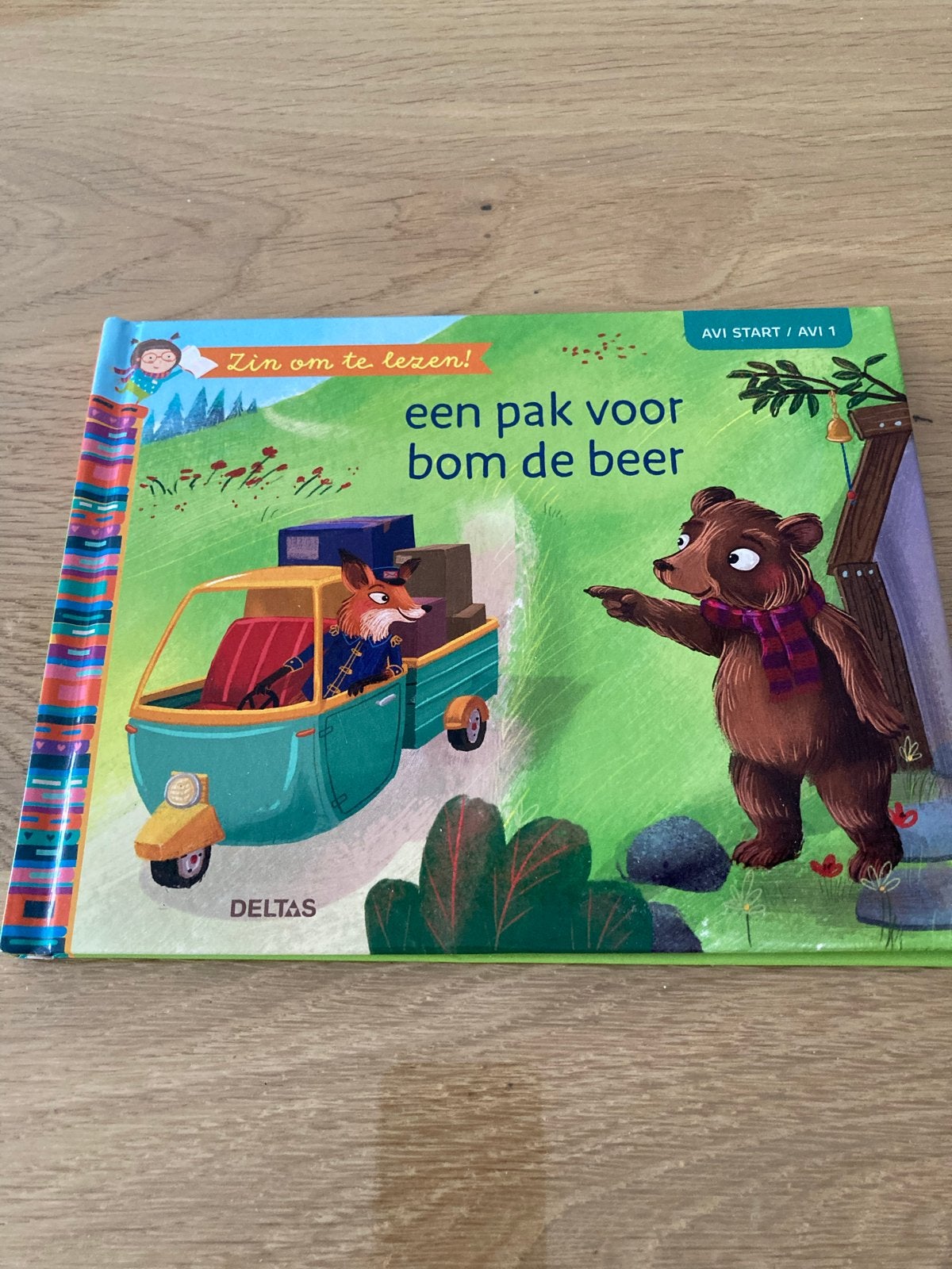 Een pak voor Bom de Beer - AVI Start / AVI 1, Boeken, Ophalen of Verzenden, Zo goed als nieuw, 3 tot 4 jaar