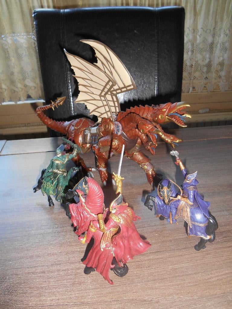 Raveleijn Draconicon met 3 ruiters uit de Efteling Ravelijn, Verzamelen, Ophalen of Verzenden, Zo goed als nieuw, Beeldje of Poppetje